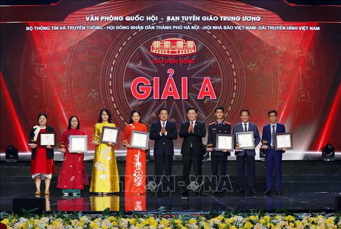 Chủ tịch Quốc hội Vương Đình Huệ và đồng chí Phan Đình Trạc, Uỷ viên Bộ Chính trị, Bí thư Trung ương Đảng, Trưởng Ban Nội chính Trung ương với các tác giả và đại diện nhóm tác giả đạt giải A. Ảnh: Nhan Sáng-TTXVN