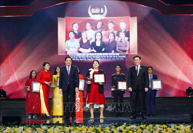 Chủ tịch Quốc hội Vương Đình Huệ và đồng chí Phan Đình Trạc, Uỷ viên Bộ Chính trị, Bí thư Trung ương Đảng, Trưởng Ban Nội chính Trung ương trao giải A cho các tác giả và đại diện nhóm tác giả. Ảnh: Nhan Sáng-TTXVN