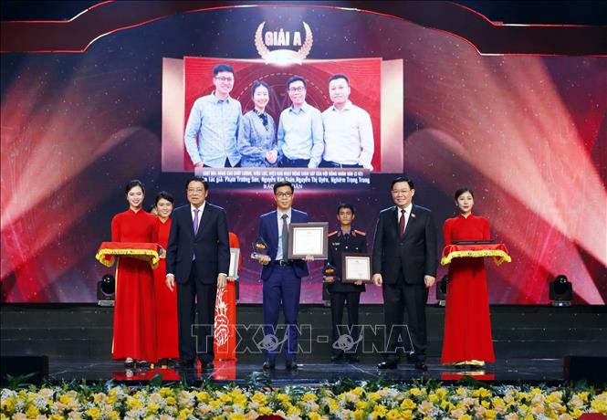 Chủ tịch Quốc hội Vương Đình Huệ và đồng chí Phan Đình Trạc, Uỷ viên Bộ Chính trị, Bí thư Trung ương Đảng, Trưởng Ban Nội chính Trung ương trao giải A cho các tác giả và đại diện nhóm tác giả. Ảnh: Nhan Sáng-TTXVN
