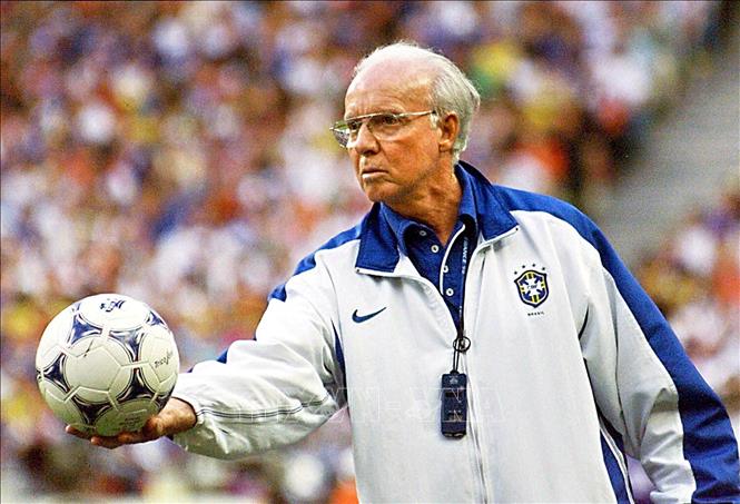 (Tư liệu) Huấn luyện viên đội tuyển bóng đá quốc gia Brazil Mario Zagallo chỉ đạo các học trò trong trận chung kết World Cup Brazil - Pháp, ngày 12/7/1998. Ảnh: AFP/TTXVN