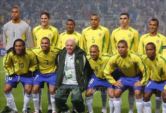 (Tư liệu) Huấn luyện viên đội tuyển bóng đá quốc gia Brazil Mario Zagallo chụp ảnh chung với các học trò trong trận giao hữu gặp Hàn Quốc tại Seoul ngày 20/11/2002. Ảnh: AFP/TTXVN