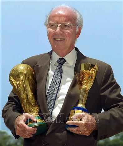 (Tư liệu) Huyền thoại bóng đá từng 4 lần vô địch World Cup Mario Zagallo với chiếc cúp Jules Rimet (phải) và cúp FIFA tại Rio de Janeiro, Brazil, tháng 3/2003. Ảnh: AFP/TTXVN