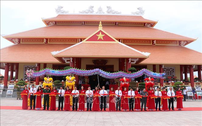 Bí thư Trung ương Đảng, Trưởng ban Tuyên giáo Trung ương Nguyễn Trọng Nghĩa, cùng các đồng chí nguyên lãnh đạo Đảng, Chính phủ và chính quyền địa phương cắt băng khánh thành Khu chứng tích chiến tranh Rừng tràm Bang Biện Phú và Đền thờ anh hùng liệt sỹ, người có công huyện Vĩnh Thuận.  Ảnh: Văn Sĩ - TTXVN