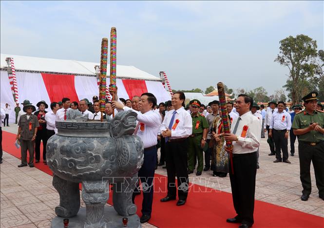 Bí thư Trung ương Đảng, Trưởng ban Tuyên giáo Trung ương Nguyễn Trọng Nghĩa, cùng các đồng chí nguyên lãnh đạo Đảng, Chính phủ dâng hương tại Đền thờ anh hùng liệt sỹ, người có công huyện Vĩnh Thuận. Ảnh: Văn Sĩ - TTXVN
