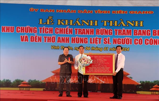 Bí thư Tỉnh ủy Đỗ Thanh Bình (bìa phải) và Phó Bí thư Thường trực Tỉnh ủy, Chủ tịch HĐND tỉnh Kiên Giang Mai Văn Huỳnh tri ân nguyên Thường trực Ban Bí thư Lê Hồng Anh, người khởi xướng xây dựng Khu chứng tích chiến tranh Rừng tràm Bang Biện Phú và Đền thờ anh hùng liệt sỹ huyện Vĩnh Thuận. Ảnh: Văn Sĩ - TTXVN
