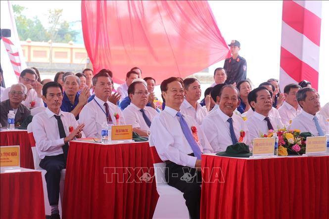 Nguyên Thủ tướng Chính phủ Nguyễn Tấn Dũng và nguyên Phó Thủ tướng Thường trực Chính phủ Trương Hòa Bình dự lễ khánh thành Khu chứng tích chiến tranh Rừng tràm Bang Biện Phú và Đền thờ anh hùng liệt sỹ, người có công. Ảnh: Văn Sĩ - TTXVN
