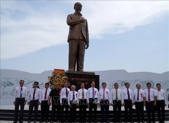 Bí thư Trung ương Đảng, Trưởng ban Tuyên giáo Trung ương Nguyễn Trọng Nghĩa cùng các đồng chí nguyên lãnh đạo Đảng, Chính phủ chụp ảnh lưu niệm tại tượng đài Chủ tịch Hồ Chí Minh trong Khu chứng tích chiến tranh Rừng tràm Bang Biện Phú và Đền thờ anh hùng liệt sỹ, người có công huyện Vĩnh Thuận. Ảnh: Văn Sĩ - TTXVN
                             