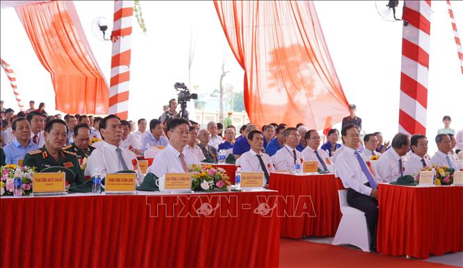 Bí thư Trung ương Đảng, Trưởng ban Tuyên giáo Trung ương Nguyễn Trọng Nghĩa, cùng các đồng chí nguyên lãnh đạo Đảng, Chính phủ dự lễ khánh thành Khu chứng tích chiến tranh rừng tràm Bang Biện Phú và Đền thờ anh hùng liệt sỹ, người có công huyện Vĩnh Thuận.  Ảnh: Văn Sĩ - TTXVN 
                         
