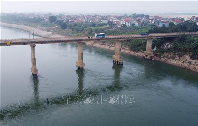 Cầu Trung Hà nằm trên Quốc lộ 32 bắc qua sông Đà, nối thành phố Hà Nội và tỉnh Phú Thọ, có chiều dài 743,6m, gồm 14 nhịp. Ảnh: Tạ Toàn - TTXVN