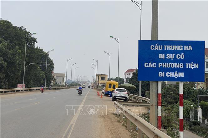 Trước tình hình trên, ngày 27/12/2023, Bộ Giao thông vận tải đã có Công điện khẩn cấp số 28/CĐ-CĐBVN về việc khẩn trương trực gác, điều tiết giao thông và thực hiện thủ tục sửa chữa đột xuất cầu Trung Hà Km64+639 Quốc lộ 32, tỉnh Phú Thọ. Ảnh: Tạ Toàn - TTXVN