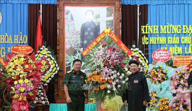 Đại diện lãnh đạo Bộ Tư lệnh Quân khu 9 tặng hoa chúc mừng Ban Trị sự Trung ương Giáo hội Phật giáo Hòa Hảo nhân kỷ niệm 104 năm Ngày Đản sinh Đức Huỳnh Giáo chủ Phật giáo Hòa Hảo Huỳnh Phú Sổ. Ảnh: Công Mạo-TTXVN