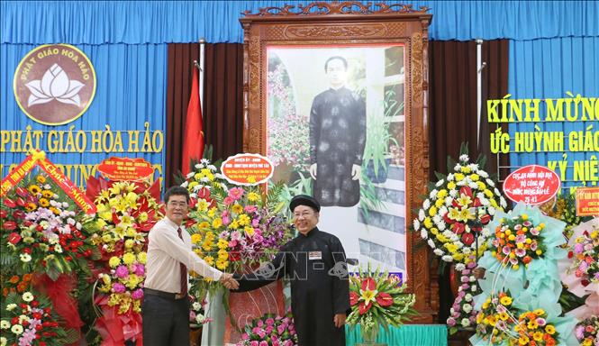 Lãnh đạo huyện Phú Tân (An Giang) tặng hoa chúc mừng Ban Trị sự Trung ương Giáo hội Phật giáo Hòa Hảo nhân kỷ niệm 104 năm Ngày Đản sinh Đức Huỳnh Giáo chủ Phật giáo Hòa Hảo Huỳnh Phú Sổ. Ảnh: Công Mạo-TTXVN