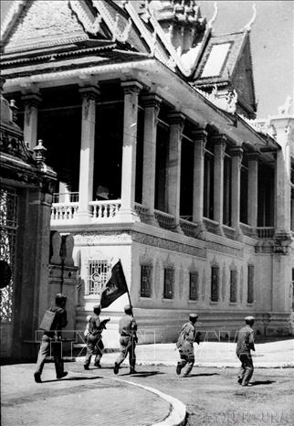 Lực lượng vũ trang cách mạng Campuchia tiến vào hoàng chung giải phóng Phnom Penh. Ảnh: TTXVN