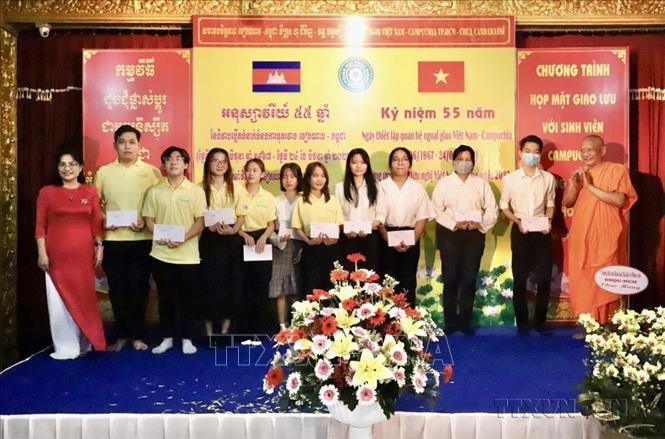  Hội hữu nghị Việt Nam – Campuchia Thành phố Hồ Chí Minh trao tặng học bổng trị giá 500 triệu đồng cho sinh viên Campuchia đang học tập trên địa bàn Thành phố. Ảnh: Hồng Giang - TTXVN.