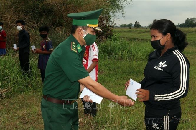 Đồn Biên phòng Phú Mỹ, huyện Giang Thành (Kiên Giang), tổ chức trao học bổng theo chương trình “Nâng bước em đến trường” cho 9 em học sinh nghèo sinh sống trên địa bàn xã Prây Cơ Rớt, huyện Kam Pong Trach, tỉnh Kam Pot (Campuchia), mỗi phần trị giá 6 triệu đồng. Ảnh: TTXVN