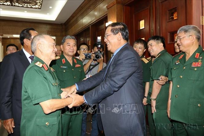  Thủ tướng Campuchia Samdech Techo Hun Sen gặp Đại tướng Phạm Văn Trà, nguyên Bộ trưởng Bộ Quốc phòng cùng các cựu chiến binh Quân tình nguyện Việt Nam làm nghĩa vụ quốc tế tại Campuchia qua các thời kỳ. Ảnh: Thanh Vũ-TTXVN
