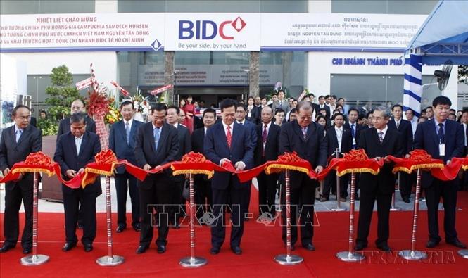 Thủ tướng Nguyễn Tấn Dũng và Thủ tướng Campuchia Samdech Techo Hun Sen cắt băng khai trương Ngân hàng Đầu tư và Phát triển Campuchia chi nhánh thành phố Hồ Chí Minh. Ảnh: Đức Tám – TTXVN
   