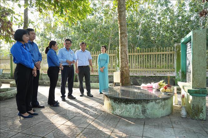 Lãnh đạo tỉnh Tây Ninh Và lãnh đạo tỉnh Tbong Khnum tham quan chứng tích tội ác quân Khmer đỏ Pol Pot-Ieng Sary. Ảnh: Minh Phú - TTXVN
