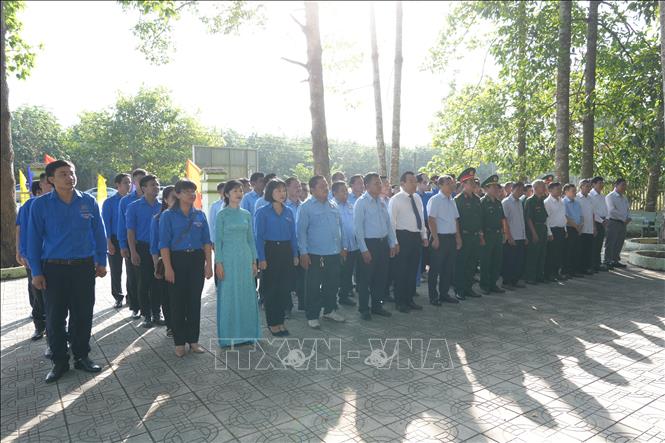 Các đại biểu viếng thăm Khu chứng tích tội ác quân Khmer đỏ Pol Pot-Ieng Sary tại xã Tân Lập. Ảnh: Minh Phú - TTXVN