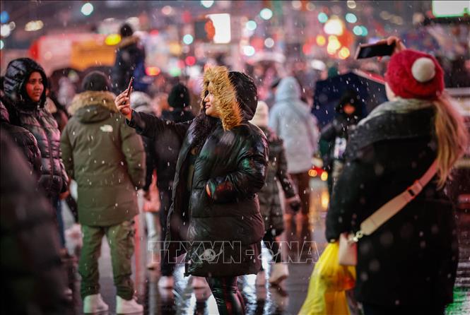 Mưa và tuyết rơi tại Quảng trường Thời đại ở New York, Mỹ, ngày 6/1/2024. Ảnh: AFP/TTXVN