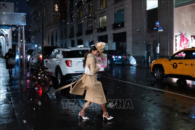 Tuyết rơi tại Manhattan, New York, Mỹ, ngày 6/1/2024. Ảnh: AFP/TTXVN