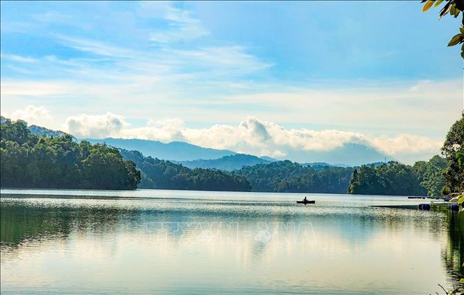 Paddling on Pa Khoang reservoir on a beautiful day is a relaxing activity for tourists. VNA Photo: Xuân Tư