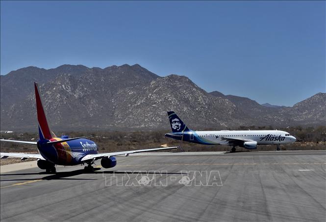 Máy bay của Hãng hàng không Alaska Airlines (phải) tại sân bay quốc tế San Jose del Cabo, bang Baja California, Mexico. Ảnh: AFP/TTXVN