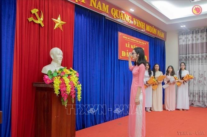 Lễ kết nạp đảng viên tại Chi bộ sinh viên, Đảng bộ Trường Đại học Kinh tế, Đại học Đà Nẵng, tháng 8/2023. Ảnh: TTXVN 