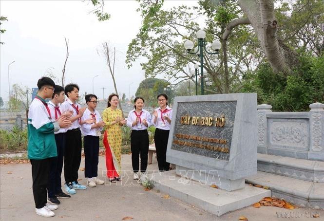 Cô và trò Trường THCS Tam Sơn cùng ôn lại truyền thống phong trào Nghìn việc tốt tại Công viên Nghìn việc tốt dưới cây đa Bác Hồ, phường Tam Sơn, thành phố Từ Sơn, tỉnh Bắc Ninh, tháng 3/2023. Ảnh: Thái Hùng-TTXVN