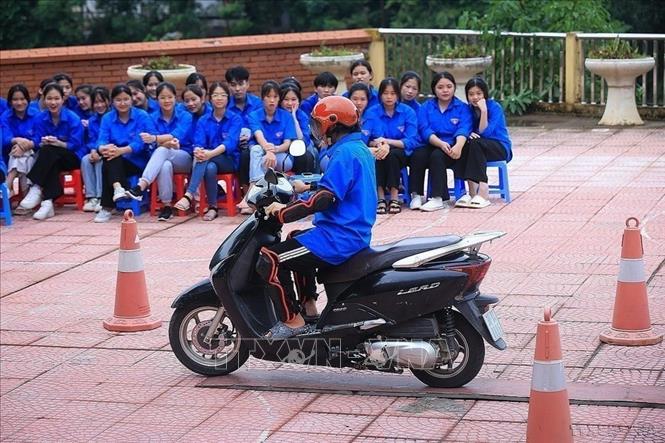 Học sinh trường Phổ thông Dân tộc nội trú tỉnh Hòa Bình tham gia Lễ phát động học sinh, sinh viên nghiêm chỉnh chấp hành pháp luật về an toàn giao thông và tuyên truyền pháp luật về an toàn giao thông đường bộ, tháng 9/2022. Ảnh: Trọng Đạt-TTXVN