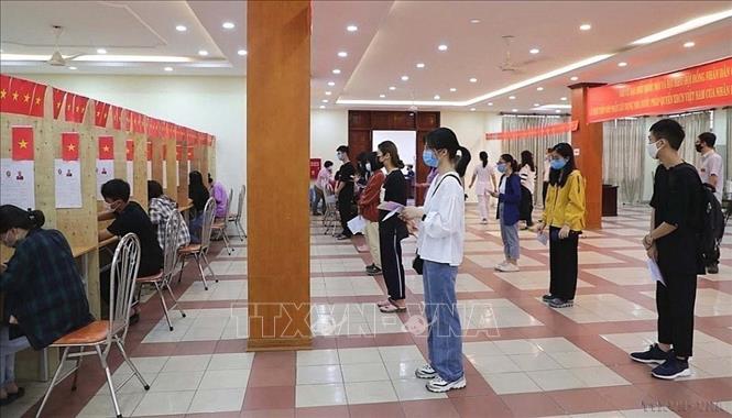 Sinh viên nội trú Trường Đại học Quốc gia Hà Nội thực hiện quyền cử tri của mình tại điểm bỏ phiếu trong khu ký túc xá của trường, tháng 5/2021. Ảnh: TTXVN