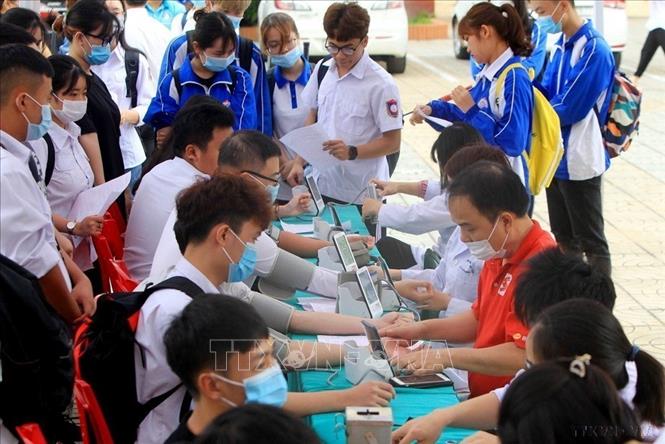 Sinh viên trường Đại học Hàng Hải Việt Nam tham gia hiến máu tình nguyện, tại thành phố Hải Phòng, ngày 7/4/2021. Ảnh: An Đăng - TTXVN