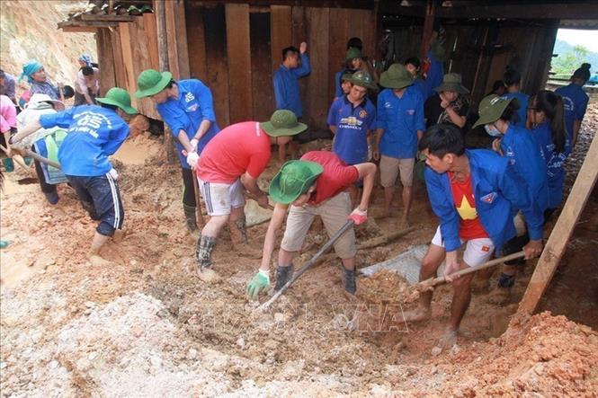 Sinh viên tình nguyện Hà Nội phối hợp với thanh niên huyện Bát Xát (Lào Cai) tổ chức san gạt đất sạt lở vào nhà người dân do mưa lũ tại thôn Trung Hồ Hạ, xã Trung Lèng Hồ, huyện Bát Xát, tỉnh Lào Cai. Ảnh: Phạm Kiên – TTXVN