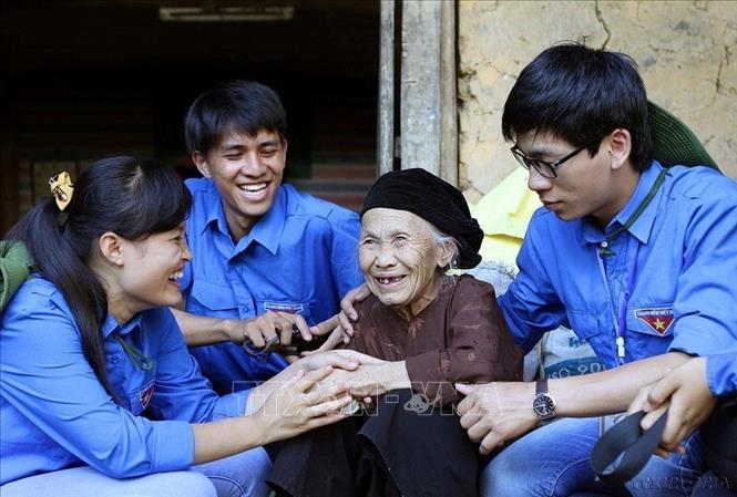 Thanh niên tình nguyện Hà Nội thăm hỏi cụ Lục Thị Lý, cựu TNXP ở thôn Nà Hán, huyện Yên Minh, tỉnh Hà Giang trong Chiến dịch thanh niên tình nguyện Hè. Ảnh: Dương Giang – TTXVN