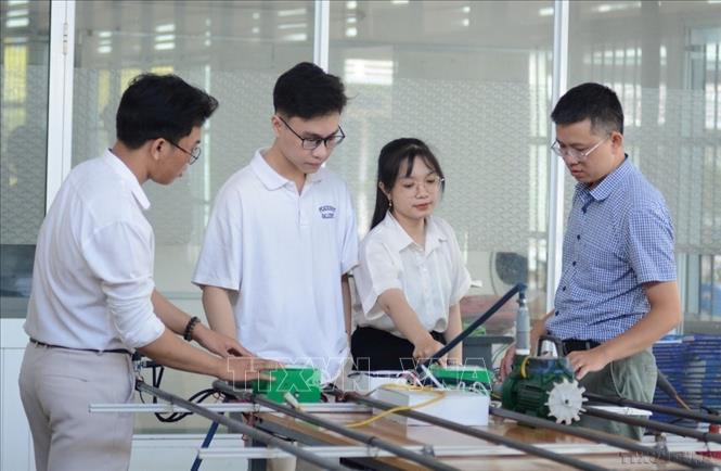 Nhóm sinh viên trường Đại học Sư phạm kỹ thuật - Đại học Đà Nẵng thiết kế thành công thiết bị “Chẩn đoán và giám sát vị trí điểm rò rỉ trong hệ thống đường ống dẫn chất lỏng” giúp bảo vệ môi trường. Ảnh: Văn Dũng – TTXVN