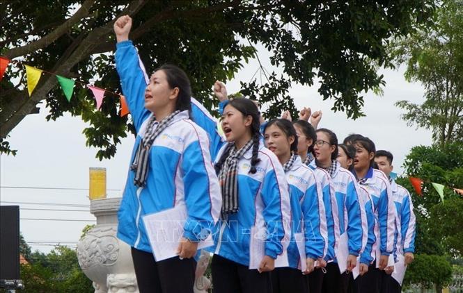 Sinh viên thực hiện nghi thức tuyên thệ trong lễ kết nạp Đảng viên mới tại Di tích lịch sử cấp quốc gia Đền thờ thượng tướng quận công Trần Văn Năng (xã Tân Thạnh, huyện Thanh Bình, tỉnh Đồng Tháp), tháng 7/2023. Ảnh: Nhựt An – TTXVN