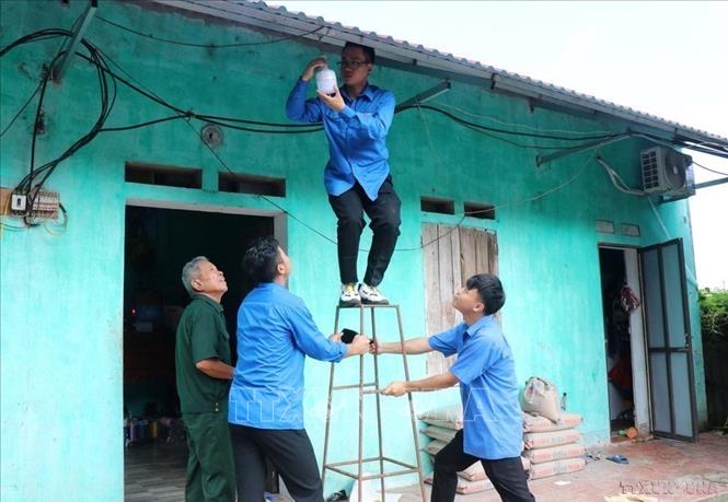 Đoàn viên, thanh niên sửa chữa đồ điện cho gia đình cựu chiến binh tại xã Đông Cứu, huyện Gia Bình, tỉnh Bắc Ninh, tháng 7/2023. Ảnh: Thanh Thương – TTXVN