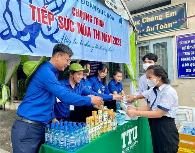 Thanh niên tình nguyện huyện Đức Hoà, tỉnh Long An đồng hành cùng thí sịnh tham gia Kỳ thi tốt nghiệp THPT tháng 6 năm 2023. Ảnh: Đức Hạnh – TTXVN