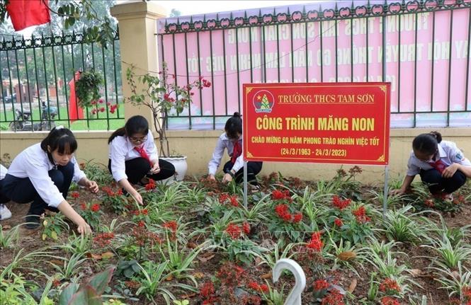 Học sinh Trường THCS Tam Sơn, thành phố Từ Sơn, tỉnh Bắc Ninh chăm sóc công trình măng non của nhà trường, tháng 3/2023. Ảnh: Thái Hùng-TTXVN