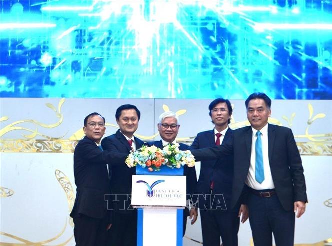 Lãnh đạo tỉnh Bình Dương và Ban giám hiệu Trường Đại học Thủ Dầu Một thực hiện nghi thức khai giảng đào tạo giảng viên vi mạch. Ảnh: Chí Tưởng-TTXVN