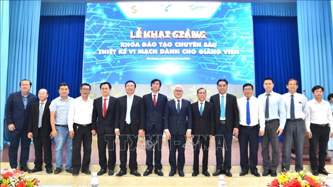 Các đại biểu tại lễ khai giảng đào tạo giảng viên vi mạch bán dẫn. Ảnh: Chí Tưởng-TTXVN