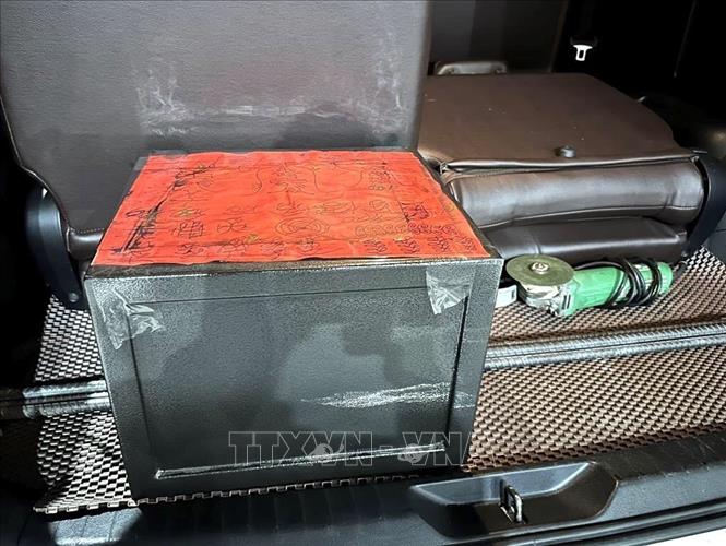 Két sắt đối tượng Trực dùng để bỏ đá “huỷ diệt sắt” bán cho ông N với giá 2,1 tỷ đồng. Ảnh: TTXVN phát