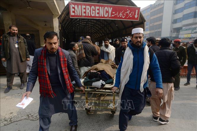 Chuyển người bị thương trong vụ đánh bom nhằm vào xe cảnh sát ở Peshawar, Pakistan ngày 8/1/2024. Ảnh: THX/TTXVN
