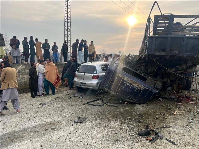 Hiện trường vụ đánh bom nhằm vào xe cảnh sát tại huyện Bajaur, tỉnh Khyber Pakhtunkhwa, Pakistan ngày 8/1/2024. Ảnh: THX/TTXVN