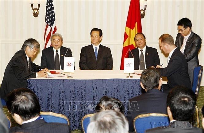 Ký kết thoả thuận tài trợ vốn của Ngân hàng Citibank (Mỹ) cho dự án Tổ hợp bauxit nhôm Lâm Đồng thuộc Tập đoàn Công nghiệp Than khoáng sản Việt Nam (4/2010). Ảnh: Đức Tám - TTXVN