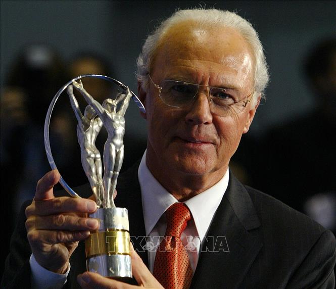 (Tư liệu) Huyền thoại bóng đá Đức Franz Beckenbauer được vinh danh với giải thưởng thành tựu trọn đời tại lễ trao Giải thể thao thế giới Laureus ở Barcelona, Tây Ban Nha ngày 2/4/2007. Ảnh: AFP/TTXVN