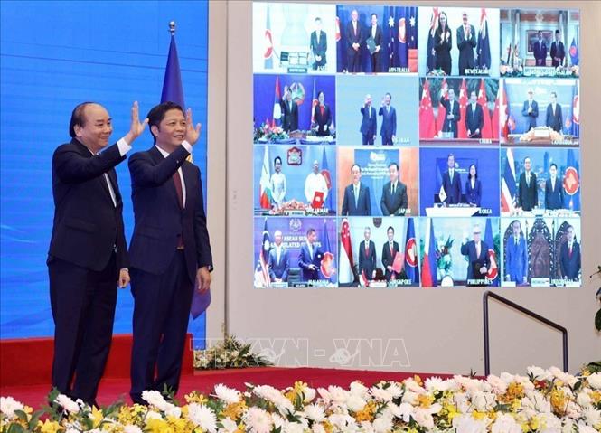 Thủ tướng Nguyễn Xuân Phúc, Chủ tịch ASEAN 2020 và Bộ trưởng Bộ Công Thương Trần Tuấn Anh và Bộ trưởng phụ trách về kinh tế và thương mại của 15 quốc gia ở khu vực châu Á - Thái Bình Dương  dự lễ ký Hiệp định Đối tác Kinh tế Toàn diện Khu vực RCEP (2020). Ảnh: Thống Nhất – TTXVN 