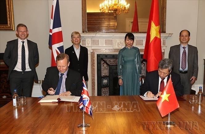 Ký Hiệp định Thương mại Tự do Việt Nam – Vương quốc Anh (UKVFTA), ngày 29/12/2020, tại London. Ảnh: TTXVN phát