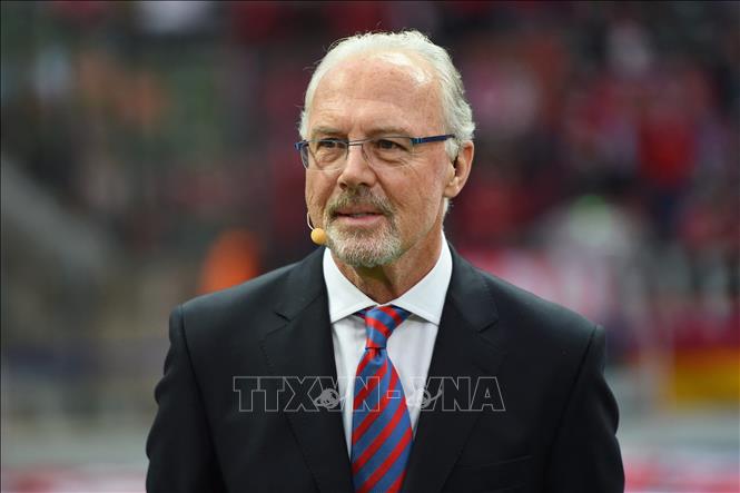 (Tư liệu) Huyền thoại bóng đá Đức Franz Beckenbauer phát biểu khi tới dự khán trận chung kết Cúp bóng đá Đức DFB giữa Borussia Dortmund và Bayern Munich tại Sân vận động Olympic ở Berlin ngày 17/5/2014. Ảnh: AFP/TTXVN