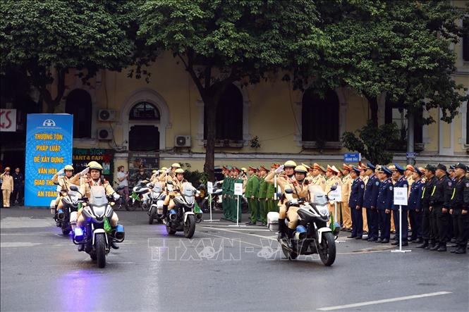 Lực lượng cảnh sát giao thông diễu hành tại lễ ra quân. Ảnh: Huy Hùng - TTXVN